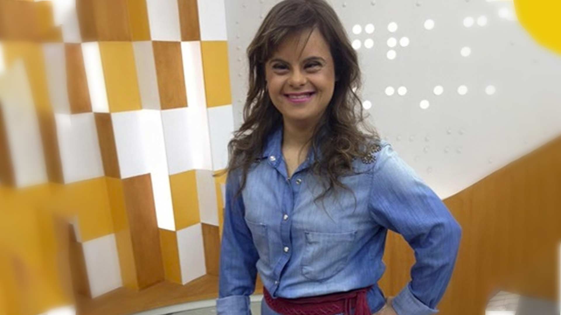 Conheça a trajetória de Fernanda Honorato, reconhecida como a primeira repórter com Síndrome de Down no Brasil